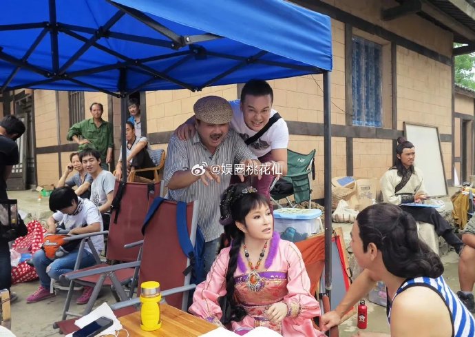 除了黄百鸣和张纪中，还有哪些人曾帮助过或得到过刘晓庆的帮助？