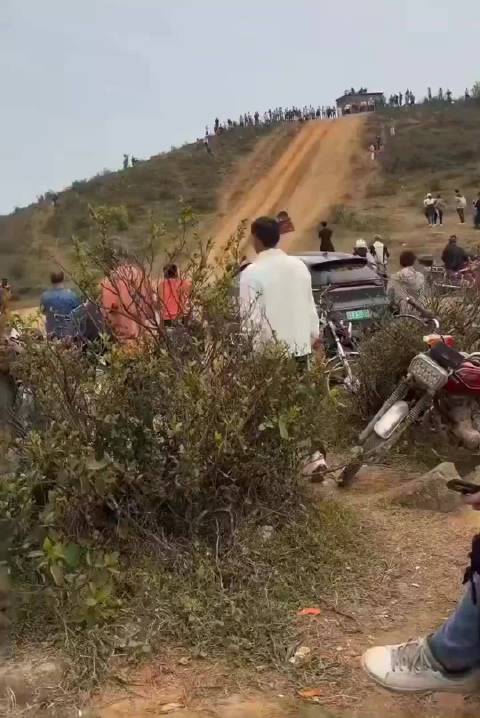 大爷怒斥越野车队挡道阻其回家