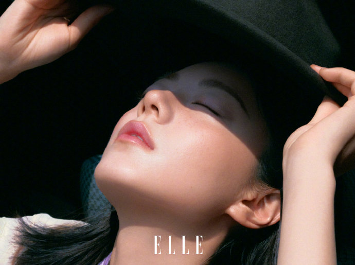 赵今麦本次ELLE杂志拍摄的幕后摄影师和造型师分别是谁？