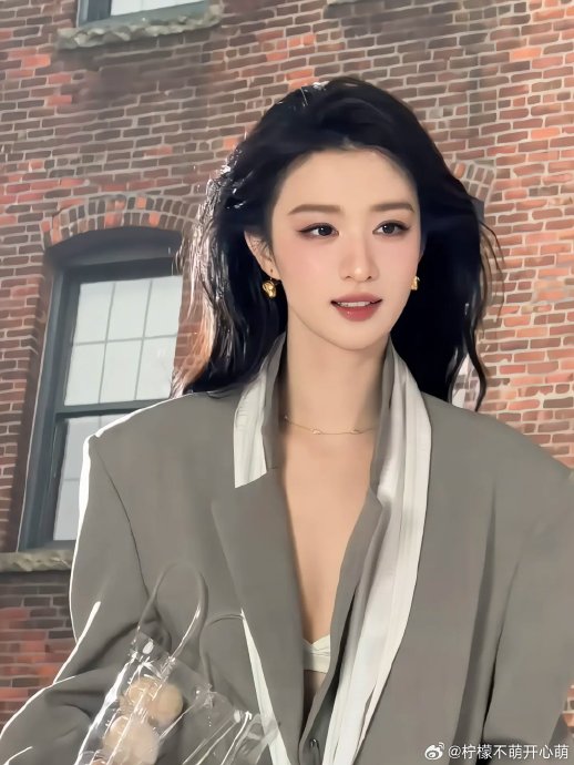 王楚然这次拎鸡蛋的造型在时尚圈和网友中引发了哪些具体评论？