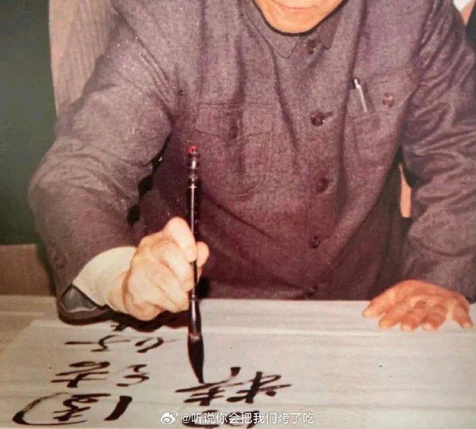 何赛飞新书签售现场悬肘挥毫，行云流水毛笔字引惊叹