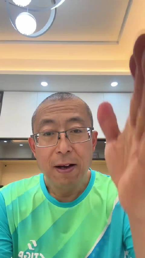 网友调侃与樊振东差距，自称考试差99分、乒乓球差11分