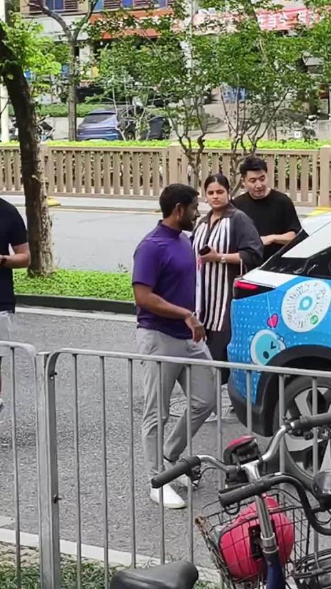 印度游客体验中国无人网约车，方向盘自动转动避障