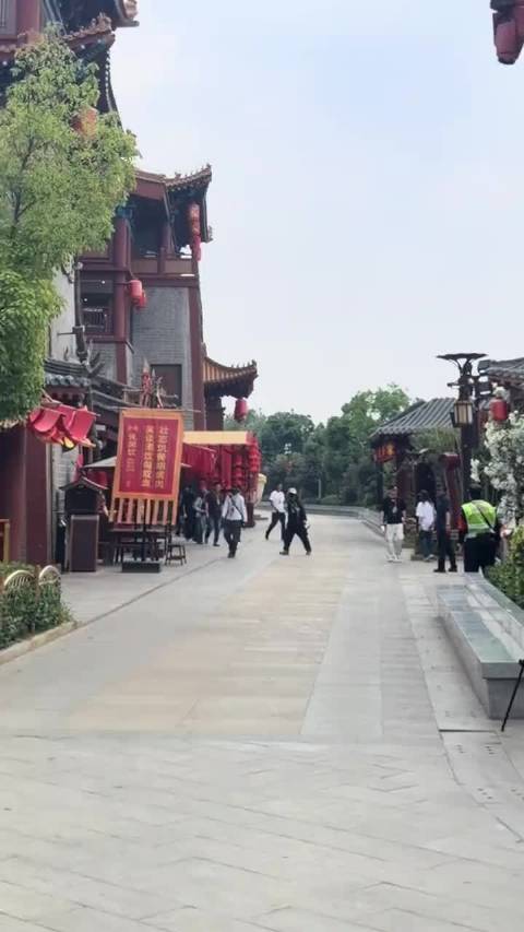 杨洋现身开封雨霖铃见面会，游船重现展昭场景