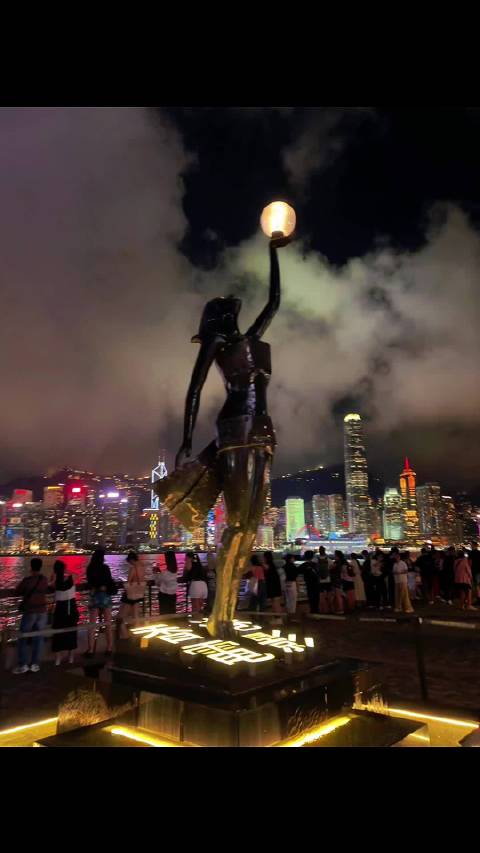 维港七旬夫妇打卡明星手印，爷爷为奶奶逐一亮灯拍照