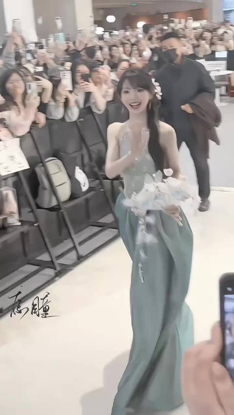 像是一首无法停止单曲循环的无名歌 痣瞳