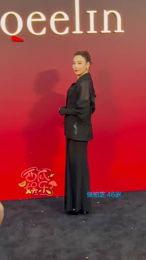 张柏芝黑裙配高珠亮相，展现曼妙身姿