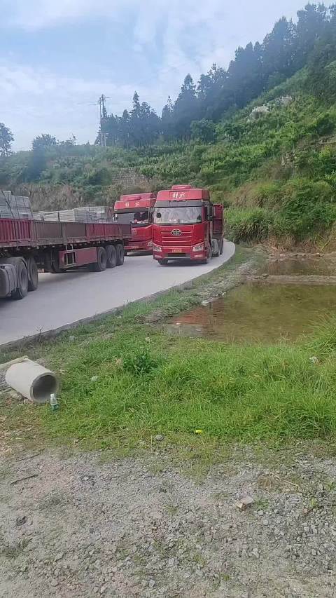 大货车司机为了省钱走这里，但是路压坏了，他们不会出钱修，村名就堵这里了