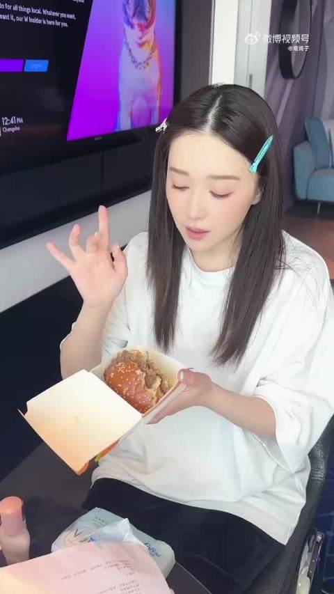 阚清子遭遇汉堡皮装反，列入吃货破防瞬间榜单