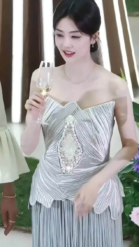 难怪白鹿参加活动只敬酒却不喝，如今才懂这是人间清醒式自保