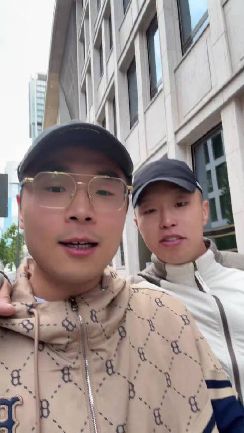 张九南与饼哥法兰克福街头同行，饼哥再现《低智商犯罪》经典