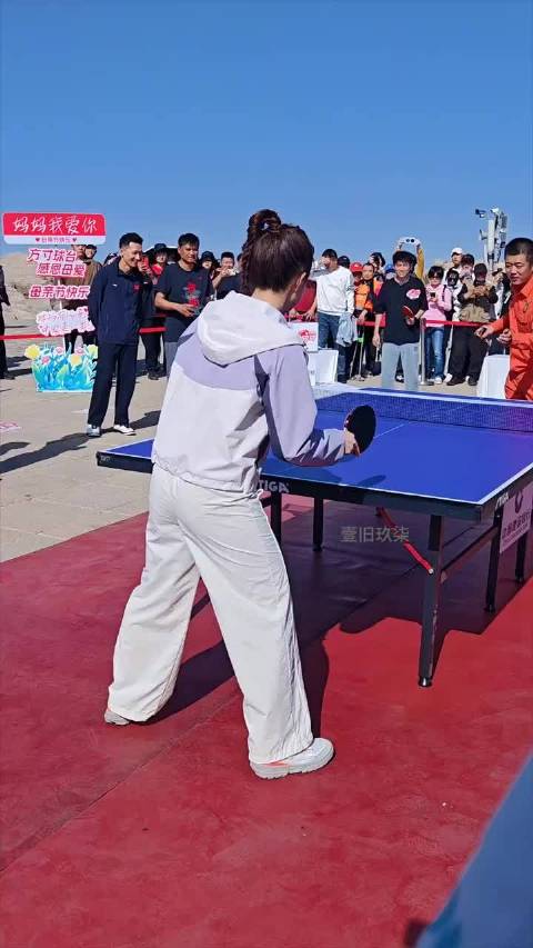 陈梦与消防员在泰山顶打乒乓球！