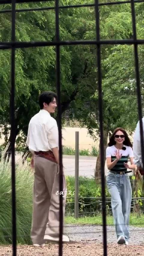王俊凯往那儿一站，气场全开，顶流认证无需多言！