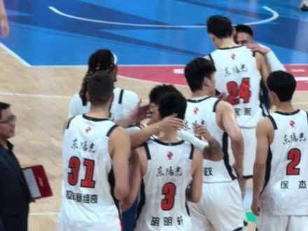 广东宏远赛后温情时刻：胡明轩主动张开双臂拥抱赵睿