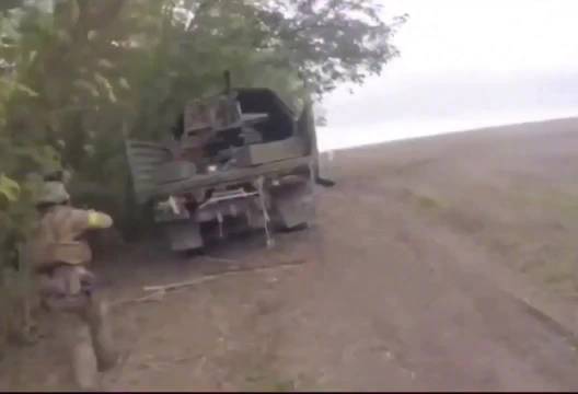 乌军检查遗弃卡车遭俄军伏击三人遇袭
