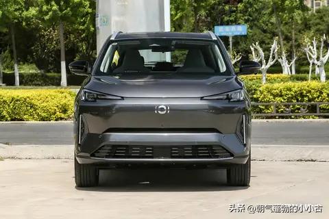 长安启源05经典款混动:性价比高,使用成本低,颜值高。
