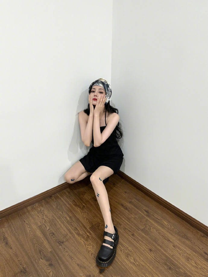 甜酷风穿搭来袭!迪丽热巴两款穿搭展现夏日独特魅力