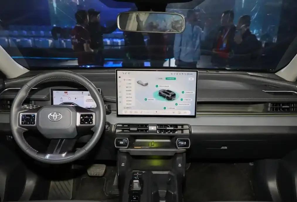 全球第六代RAV4荣放插混版即将上市!1350km续航,露营外放电