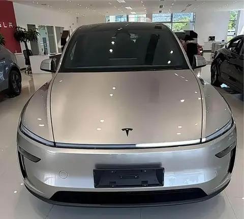 Model Y L 实车现身:16 寸中控屏 + 六座设计，续航 751km 亮眼