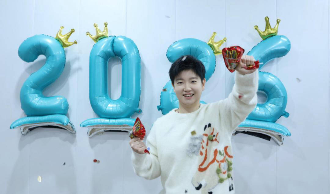 孙颖莎除夕送福，罕见灿烂笑容迎新年，2026年她继续世界第一之路
