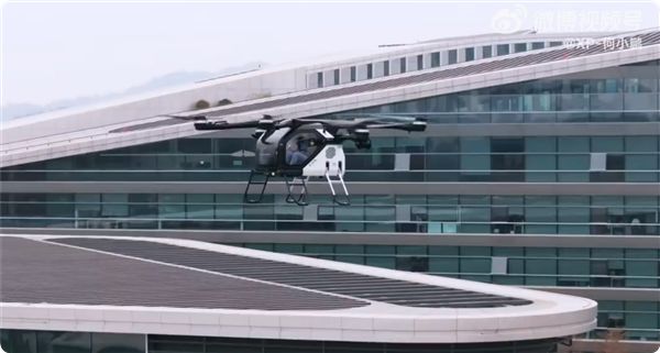 何小鹏乘\"陆地航母\"飞行汽车空降年会现场,女驾驶员全程护航