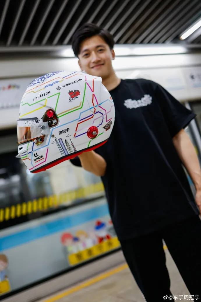 中国F1第一人，创造历史！他的头盔亮了