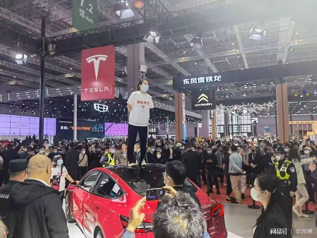 真的低下了高傲的头?女车主车展维权后，特斯拉深夜发文致歉|特斯拉|车展|车顶
