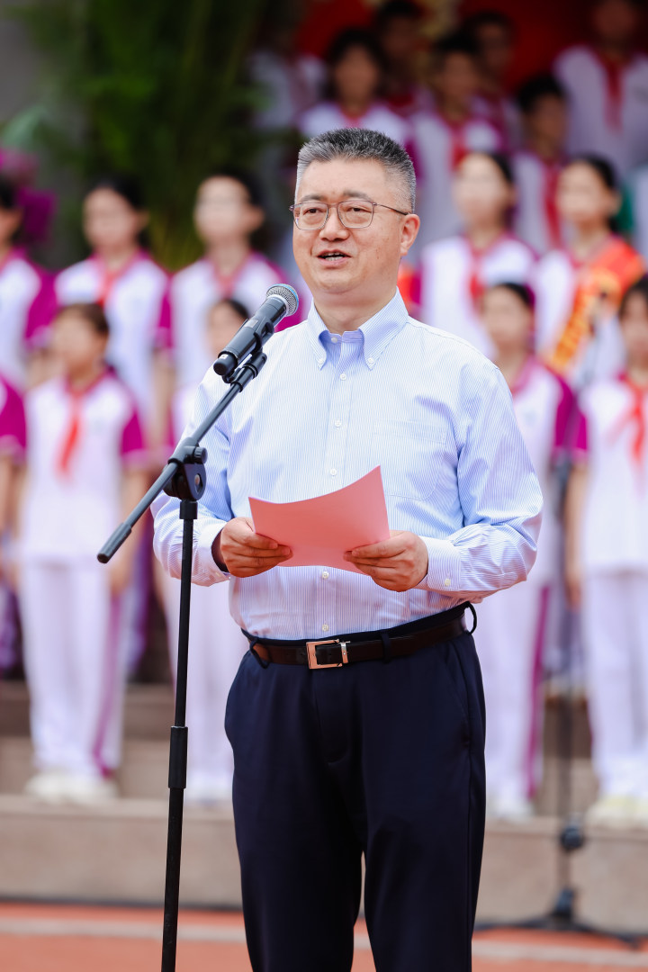 北京市第二十中學校長董紅軍寄語學生傳承五四薪火。學校供圖