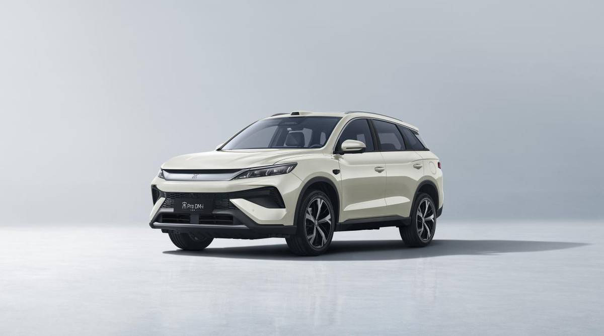 限时11.59万起,宋Pro DM-i飞驰版301KM款型长途一箱油,出行更舒适