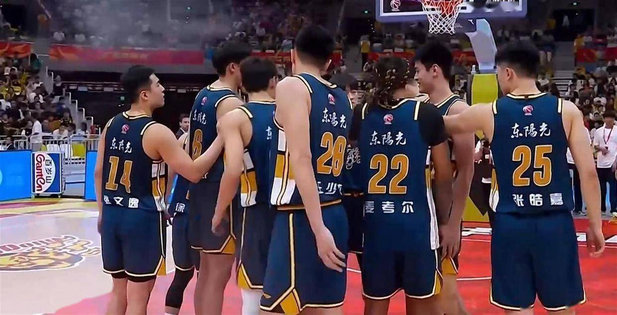 74-77！CBA大黑马五连败，广东队顶住压力复仇：徐杰27分大爆发