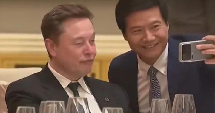 雷军宴会上与马斯克握手并自拍合影，马斯克配合做出Wink表情