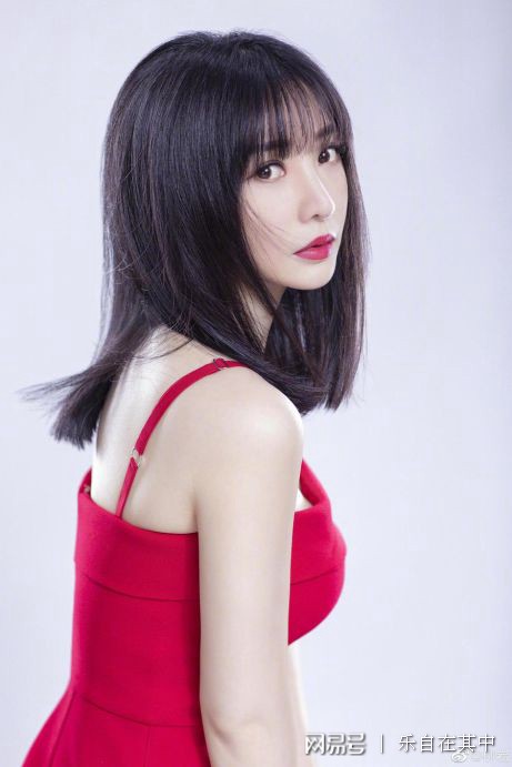 柳岩微博晒新照,一袭吊带红裙身材完美, 戴长耳环吊坠气质优雅