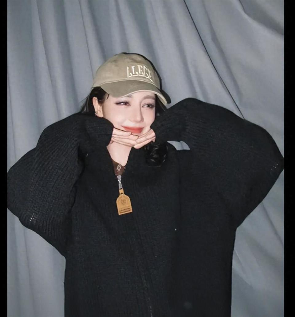 迪丽热巴黑色毛衣，搭配蓝色牛仔裤，简约又时尚!