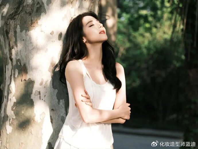 迪丽热巴初夏随拍:风染青草香,明媚自生柔