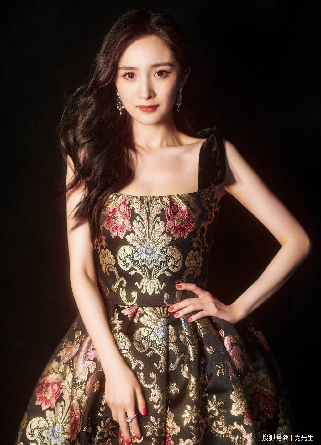 人间仙子杨幂：远山含黛，顾盼生姿。国色天香，蕙质兰心！