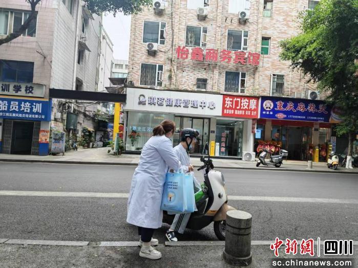 泸州江阳：摩托载着义诊箱 街巷串起健康线