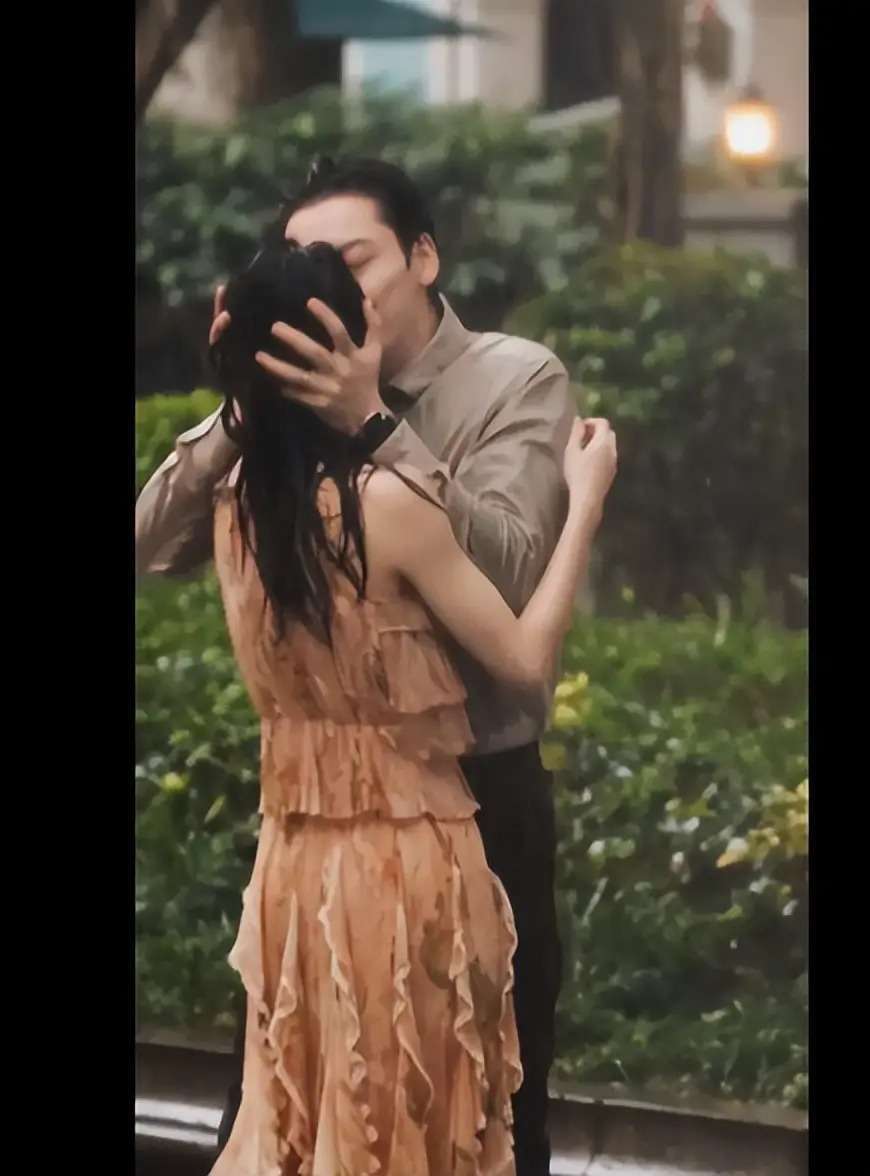 陈伟霆钟楚曦雨中吻戏，相拥画面美感十足！