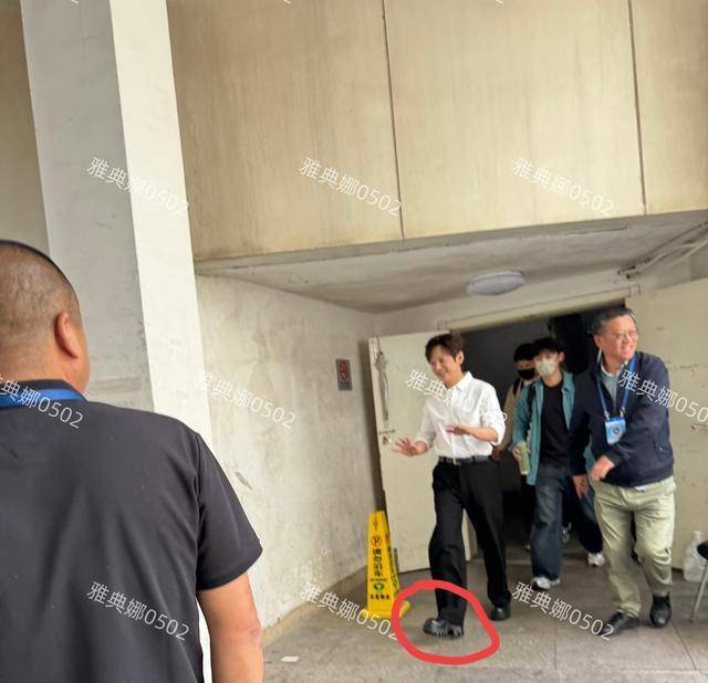 原创 何炅本人好年轻好亲切,但他造型越来越像黄晓明,头发蓬松鞋底厚