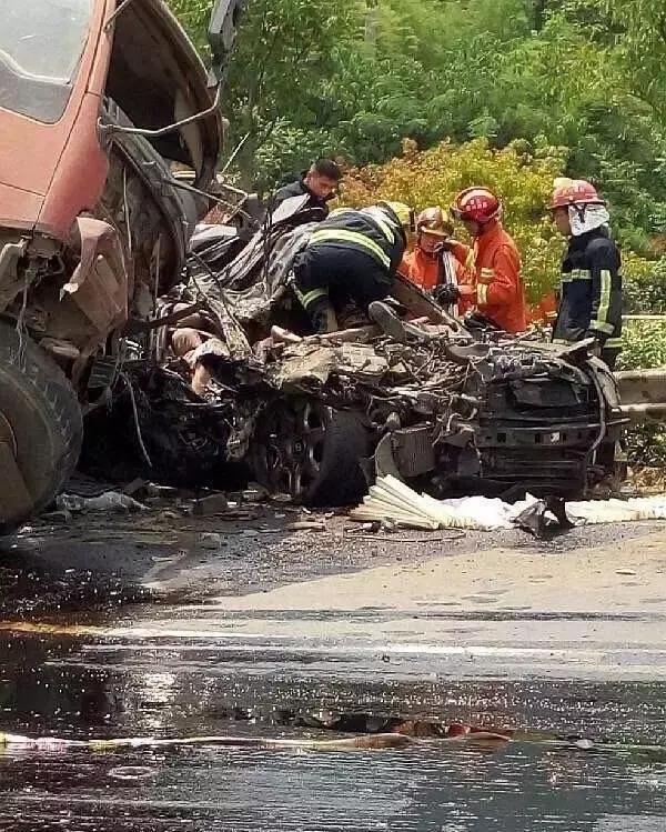 浙江嵊州一变型拖拉机与沪牌宾利相撞:宾利报废，致3死5伤_直击现场_澎湃新闻-The Paper