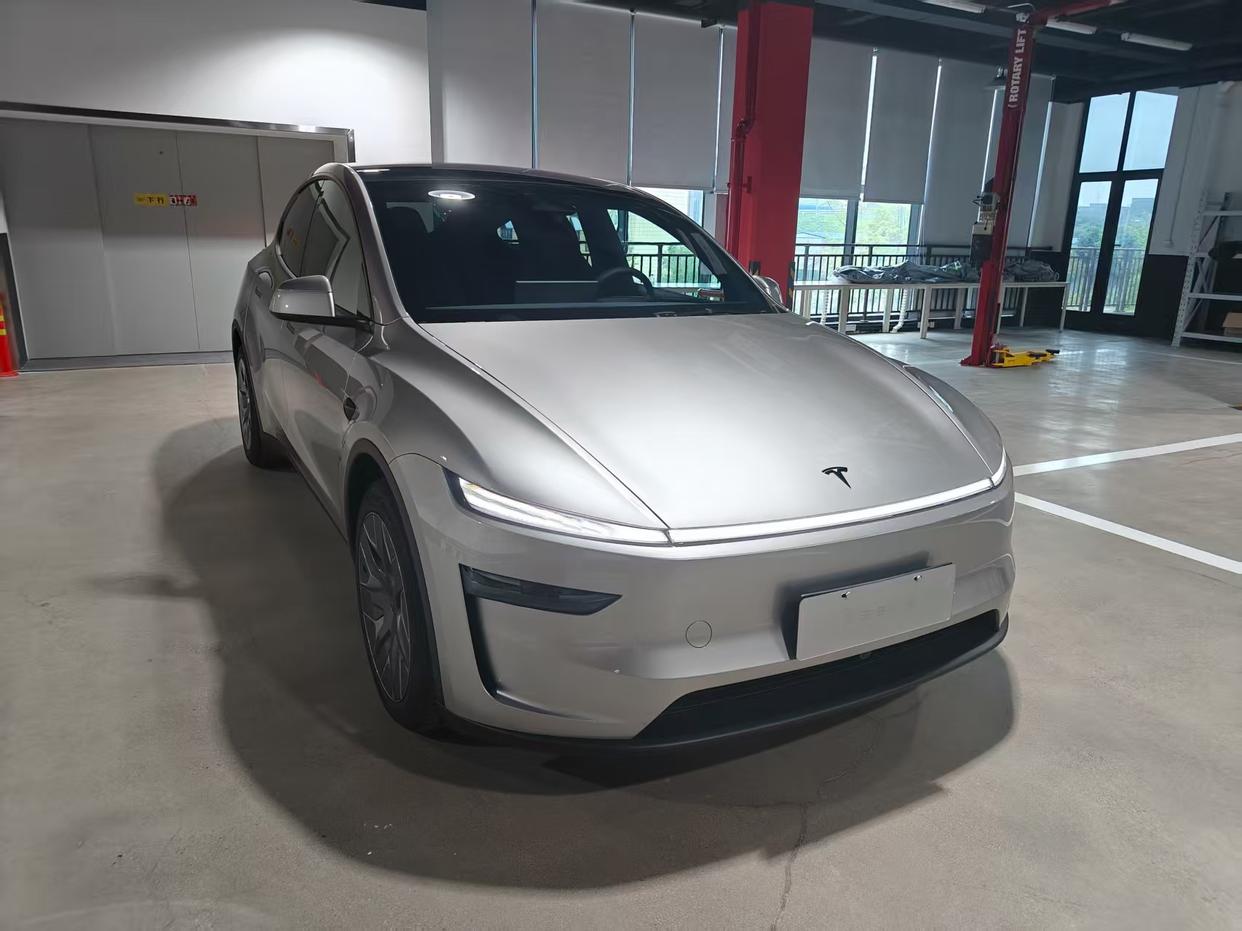 六座版特斯拉SUV来了!Model Y L 上市,33.9万起,预计9月交付