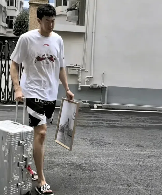 要离队？王少杰社媒发文：遗憾故事结尾没彩带，但沿途风景努力看过了