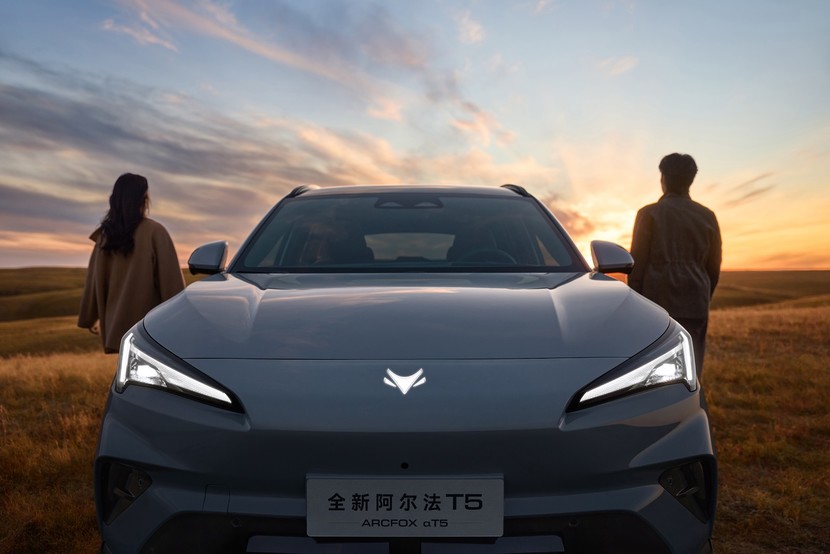 告别续航焦虑,拥抱智能驾驶极狐阿尔法T5开启中型SUV新纪元
