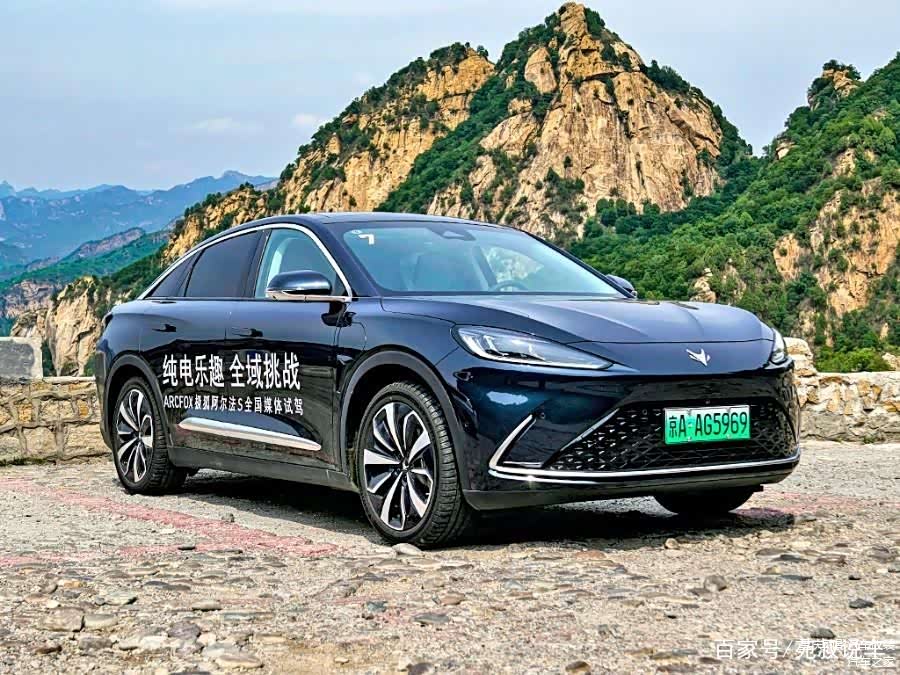 4.2秒破百,峰值扭矩超700牛·米,试驾极狐阿尔法S
