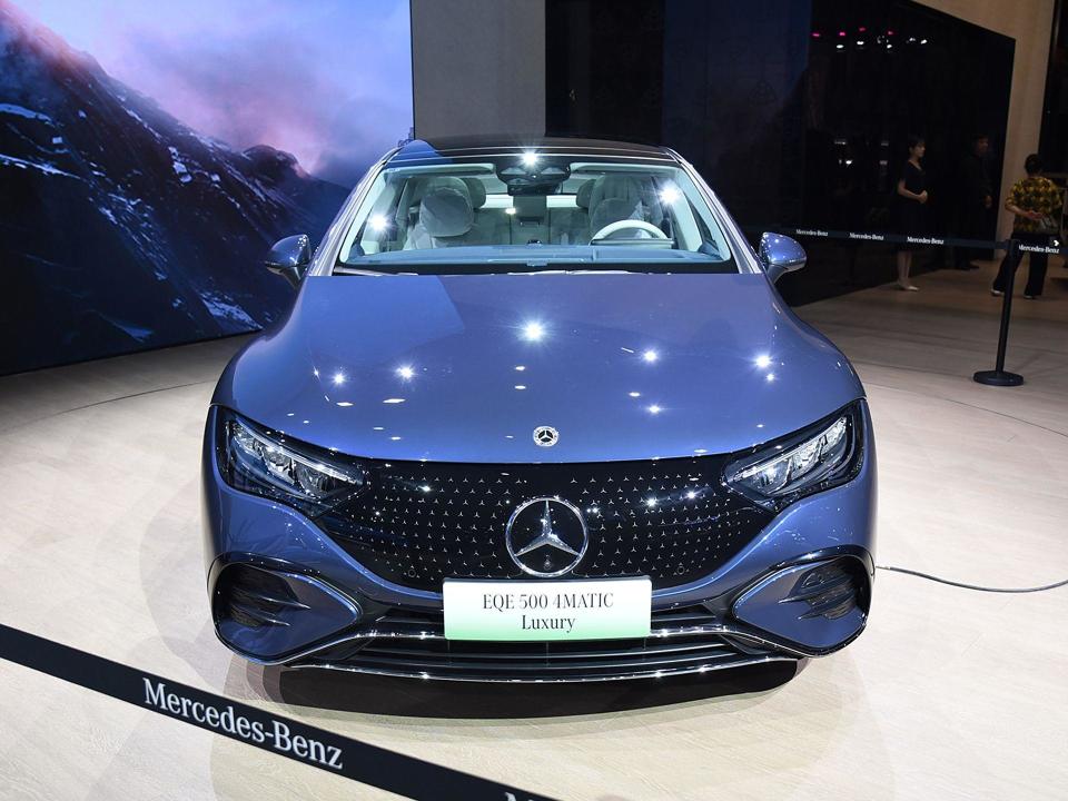 还是想再努把力,2025款奔驰EQE广州车展亮相并上市47.8万元起_新闻