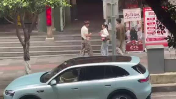 方媛重庆录综艺偶遇郭富城推荐小龙虾店，与海报合影