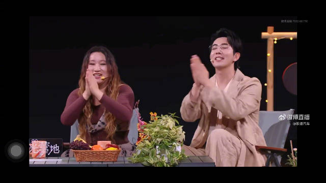 锤娜丽莎李川发布会互动诠释灵魂伴侣