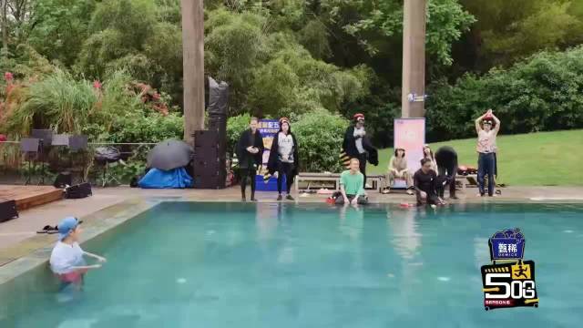 鹿晗陈赫春游歌会趣味互动显默契