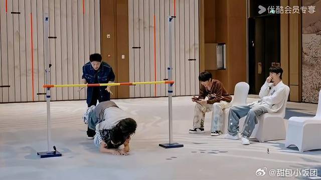 宋亚轩杨迪挑战1.05米高度,趴地驮运完成筋斗云过杆
