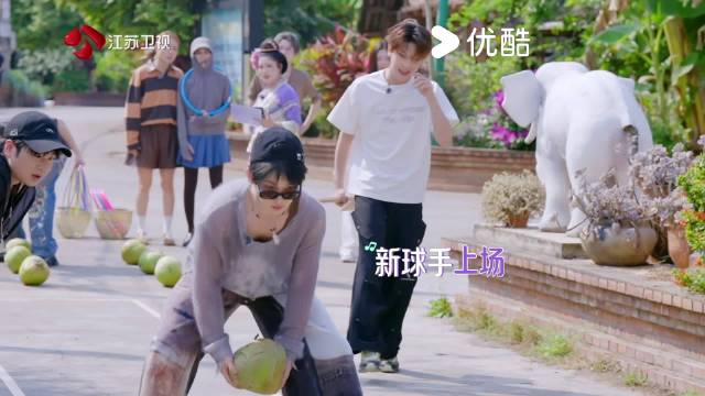 周震南展现椰子绝技，两秒开一个堪称椰子大王