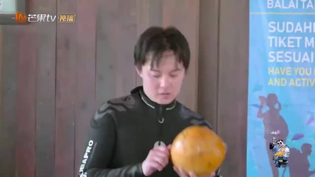 王彦霖生切椰子食用引周冬雨侧目
